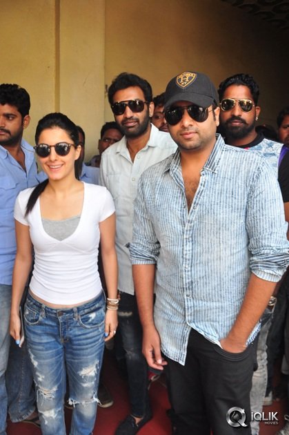 Raja-Cheyyi-Vesthe-Movie-Team-at-Devi-Theater